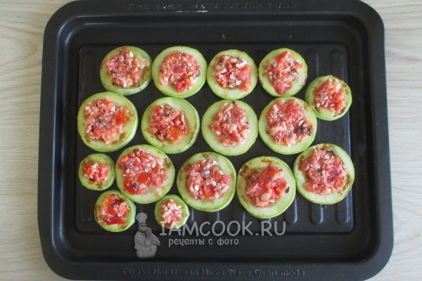 Положить на кабачки начинку