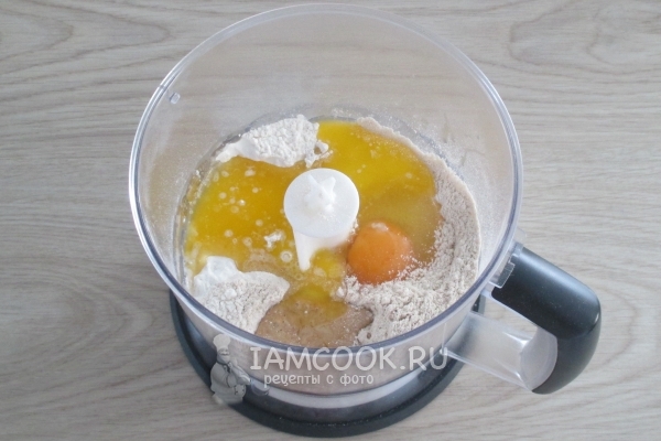 Добавить масло, мед и яйцо