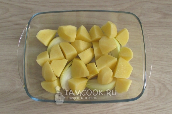 Уложили лук и картошку в форму