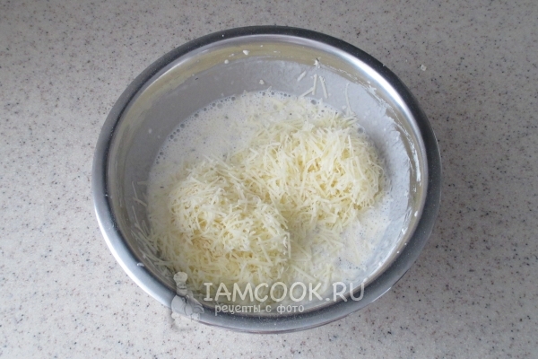 Положить тертый сыр