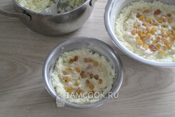 Положить курицу в соусе и изюм