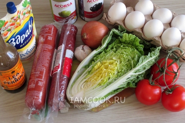 Ингредиенты для салата из пекинской капусты с копченой колбасой
