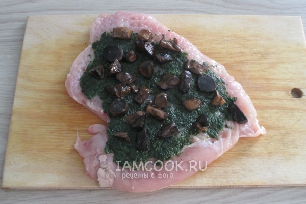 Выложили шпинат и грибы на филе