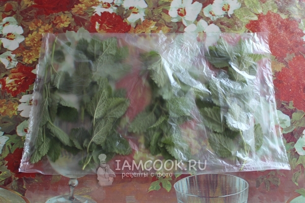 Положить мяту в пакетики