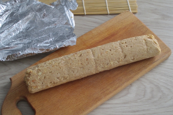 Положить колбасу в холодильник