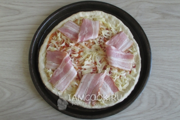 Положить ломтики бекона