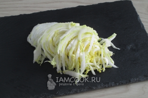 Порезать пекинскую капусту
