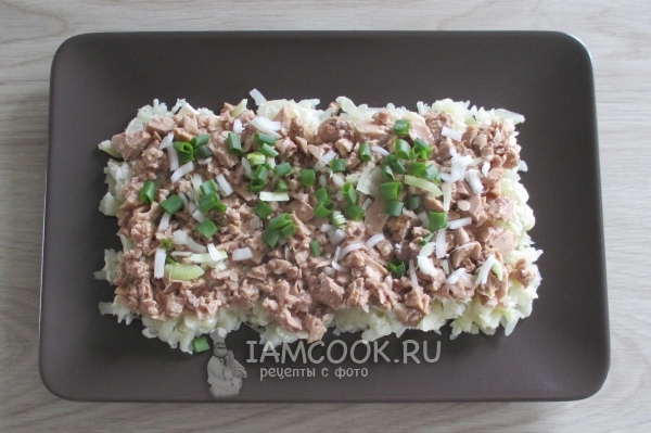 Посыпать зеленью слой печени трески