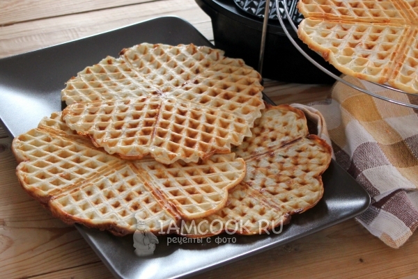 Фото вафель в вафельнице с сыром