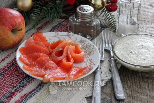 Готовая закуска из красной рыбы, маринованной с можжевельником