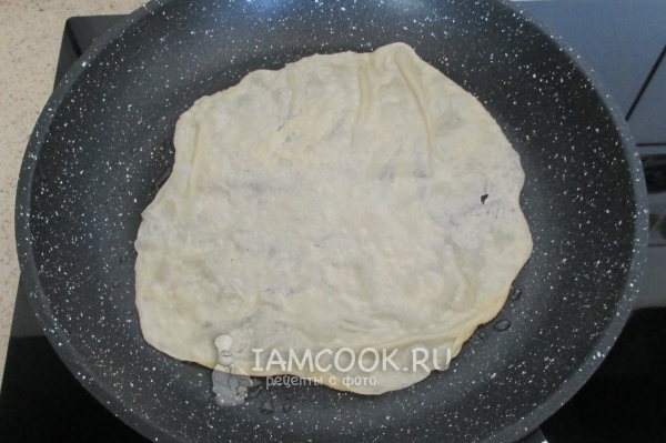 Положить лепешку на сковороду