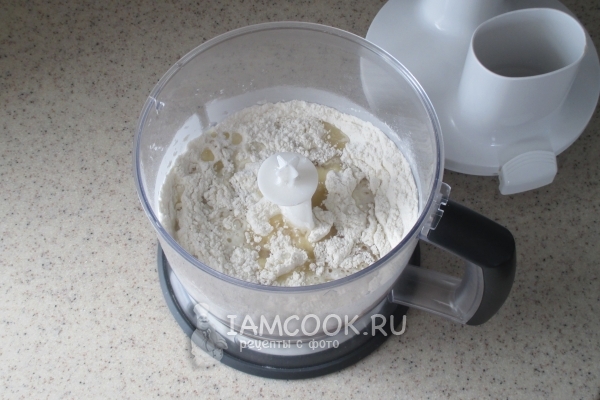 Влить воду и масло