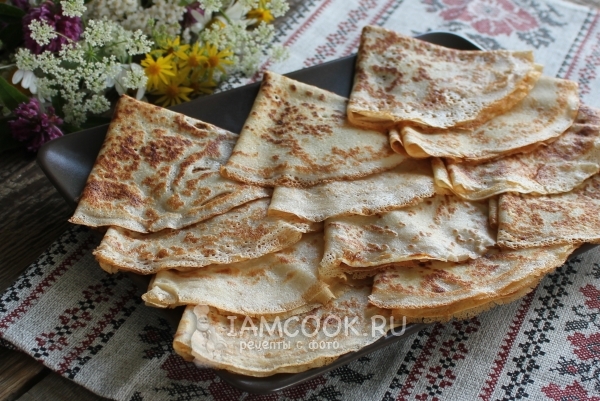 Фото тонких блинов на сыворотке