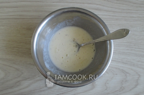 Размешать яйцо со сметаной