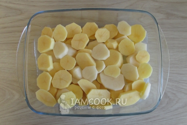 Выложить слой картофеля