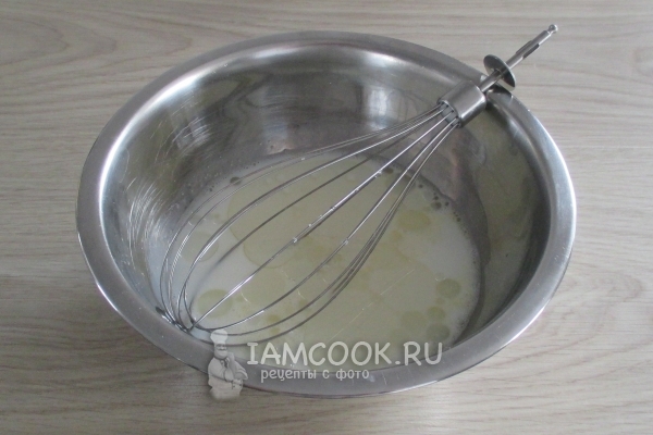 Влить масло и молоко