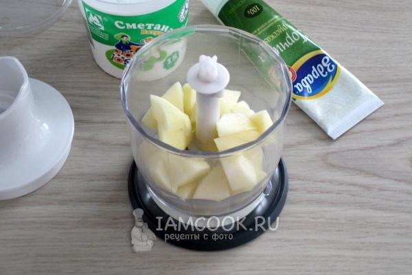 Положить яблоки в блендер