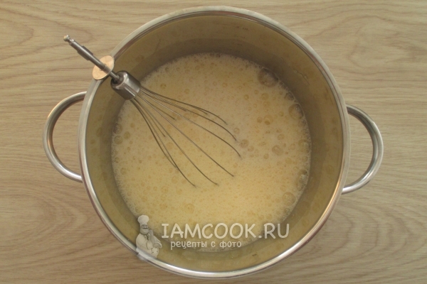 Взбить яйца с солью и сахаром