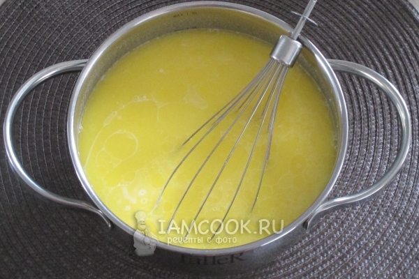 Влить сливочное масло