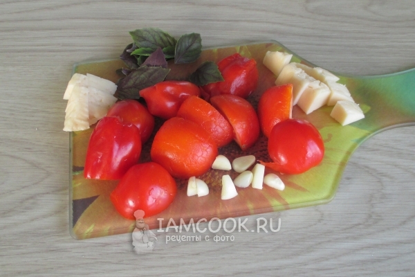 Порезать овощи и сыр