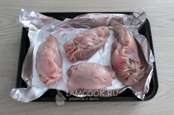 Свернули филе в рулеты