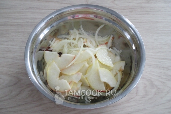 Порезать лук и яблоко