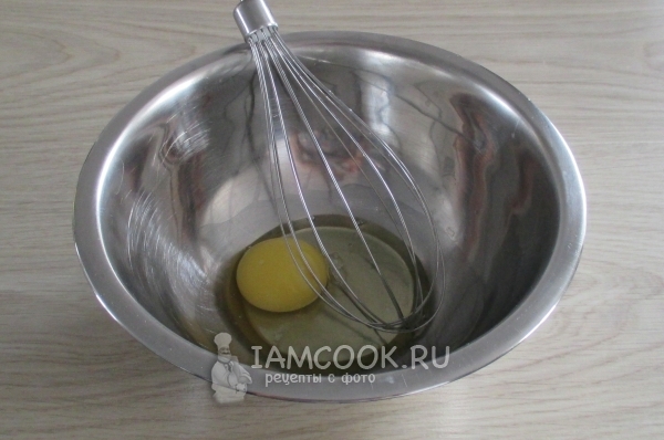 Взбить венчиком яйца