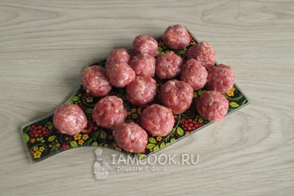 Сформировать из фарша шарики