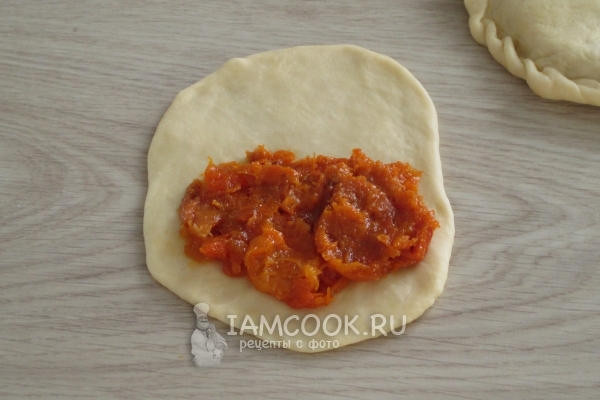 Положить начинку на тесто