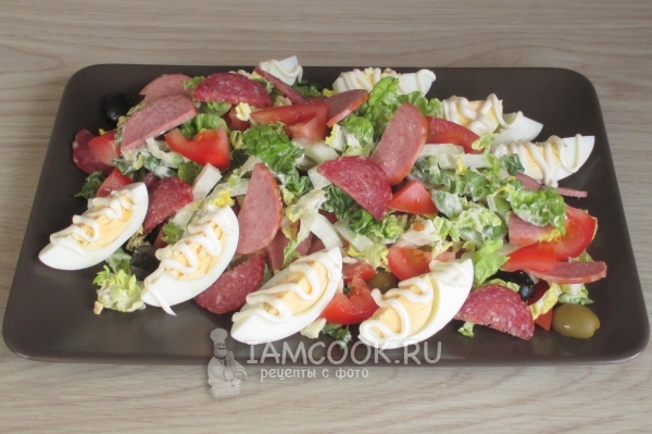 Готовый салат из пекинской капусты с копченой колбасой