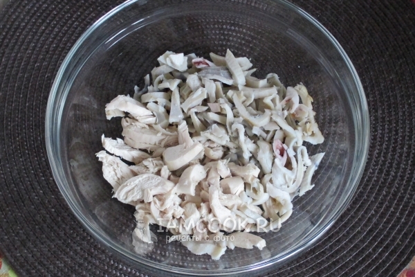 Порезать кальмаров и куриную грудку
