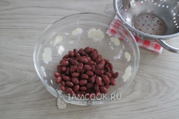 Слить с фасоли жидкость