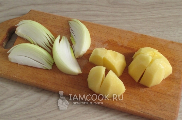 Нарезаем лук и картошку