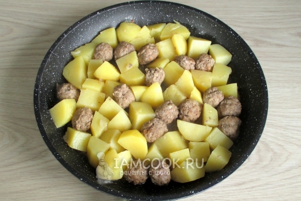 Потушить картофель с фрикадельками