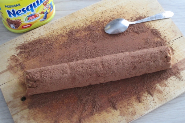 Посыпать колбасу какао