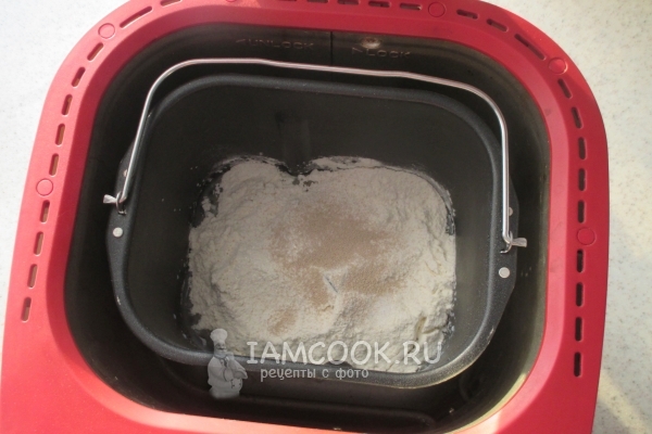 Всыпать муку и дрожжи