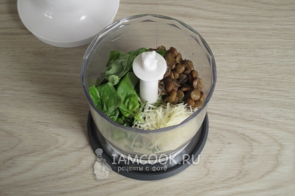 Соединить чечевицу, базилик и сыр