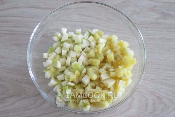 Порезать картофель и яблоки