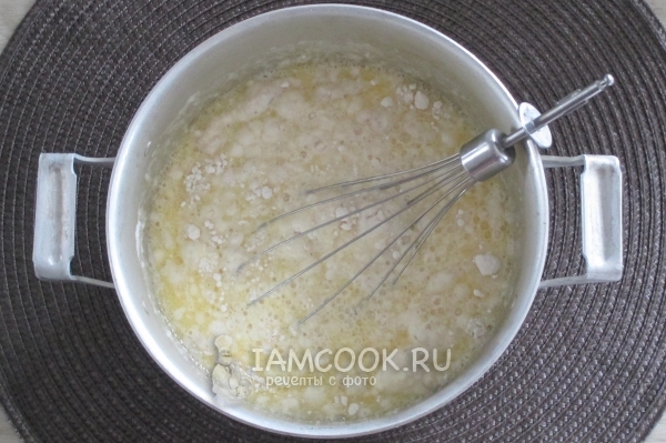 Соединить мучную смесь с молочно-пшеной