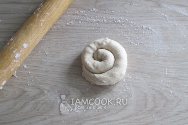 Свернуть тесто улиткой