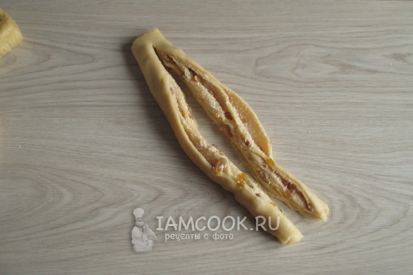 Скрутить из теста рулет