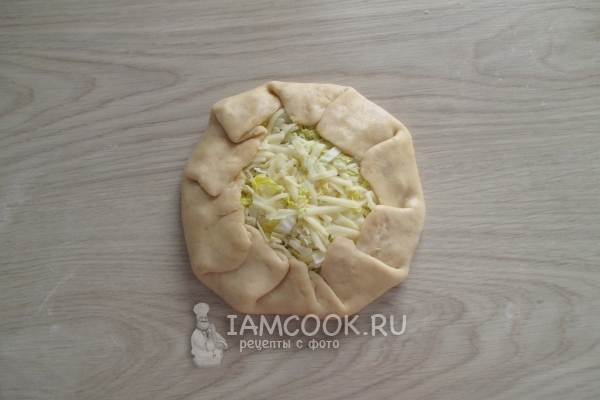 Положить на тесто начинку