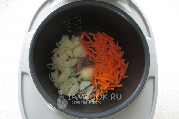Обжарить лук и морковь