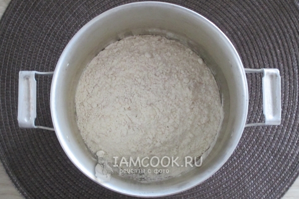 Смешать дрожжи с мукой