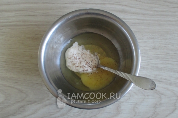 Соединить сметану, яйцо, соль и перец