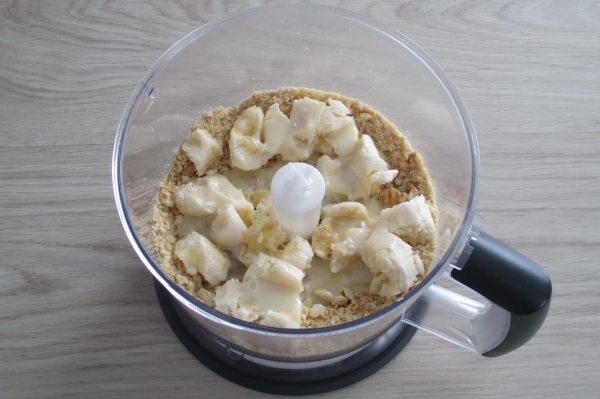 Положить банан и сгущенку