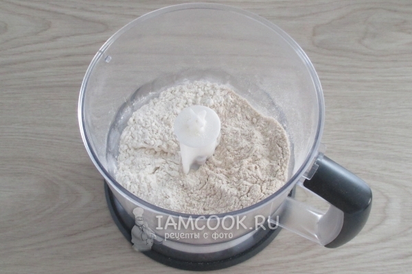 Соединить муку и разрыхлитель