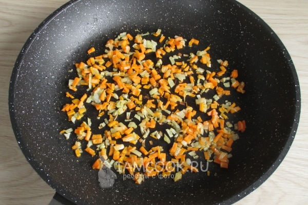 Обжарить лук с морковью
