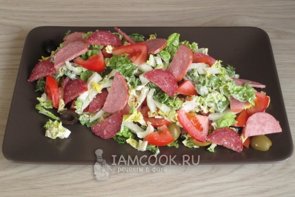 Положить капусту и колбасу