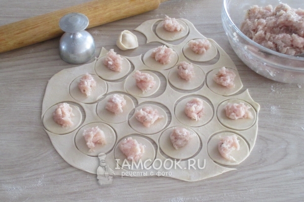 Положить на тесто фарш